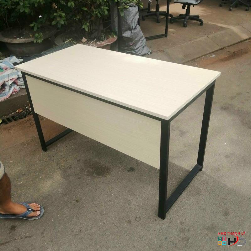 ban lam viec chan sat 1m2 mau kem