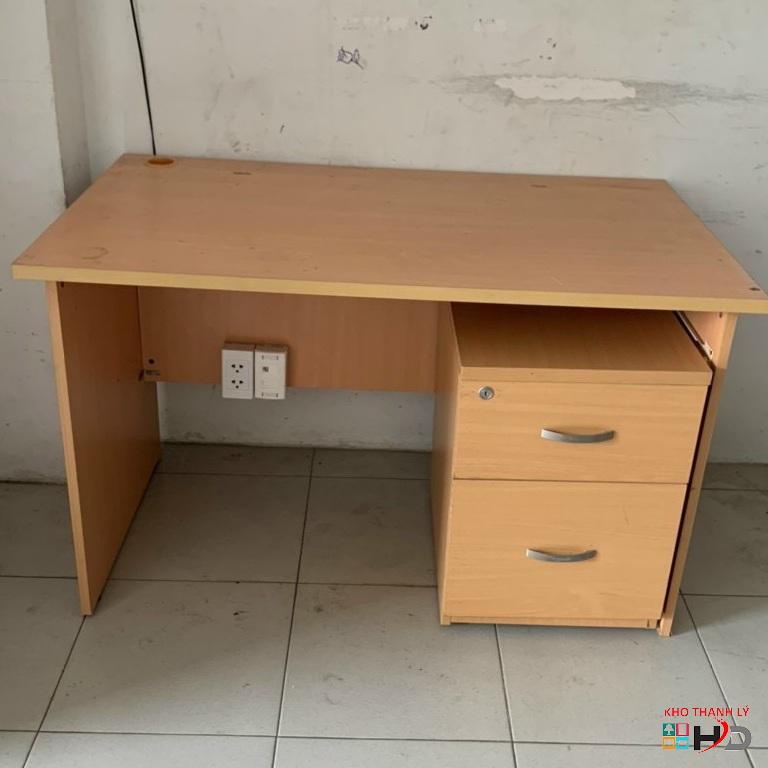 ban lam viec 1m2 vang kem cabin 2 ngan cu