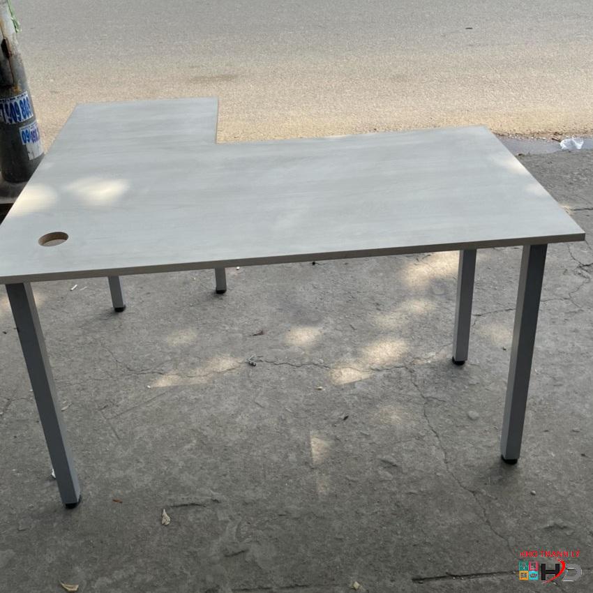 ban lam viec chu L chan sat