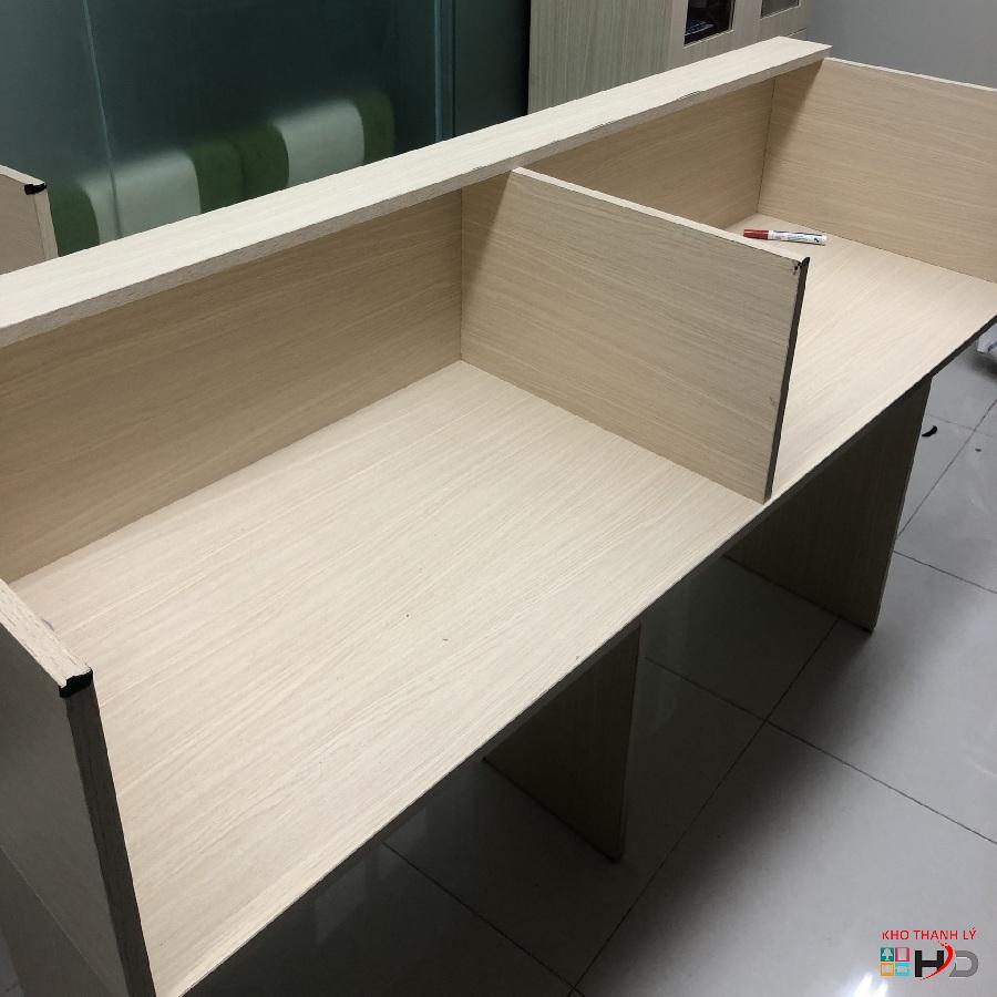 ban lam viec vach ngan 2 cho ngoi