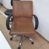 Ghế xoay cũ bọc da lưng thấp màu nâu