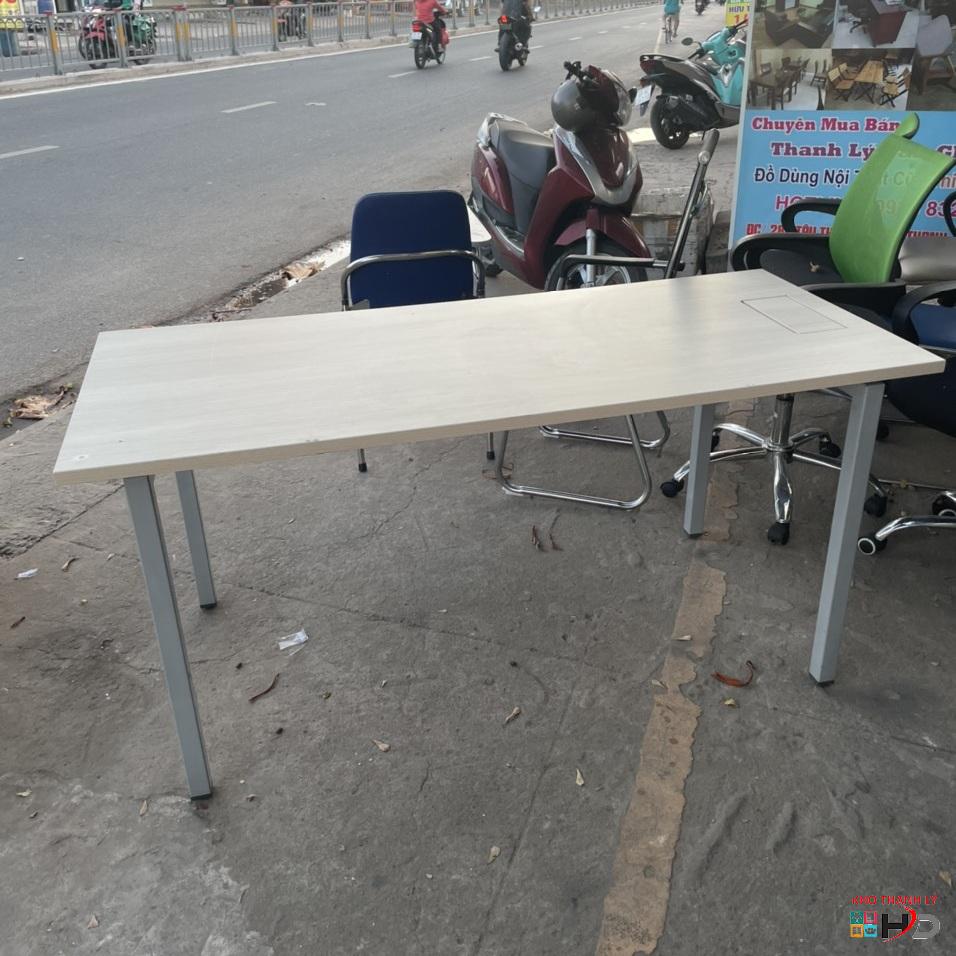 ban lam viec cu chan sat 1m6