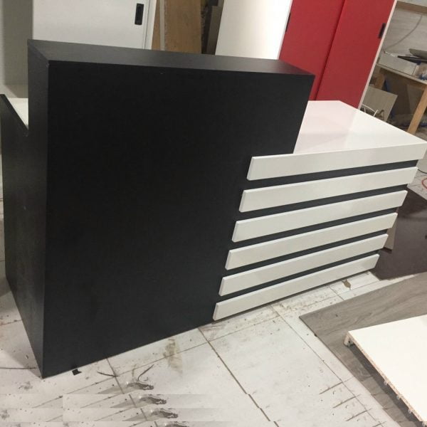 Quầy lễ tân 1m6 đen sọc trắng