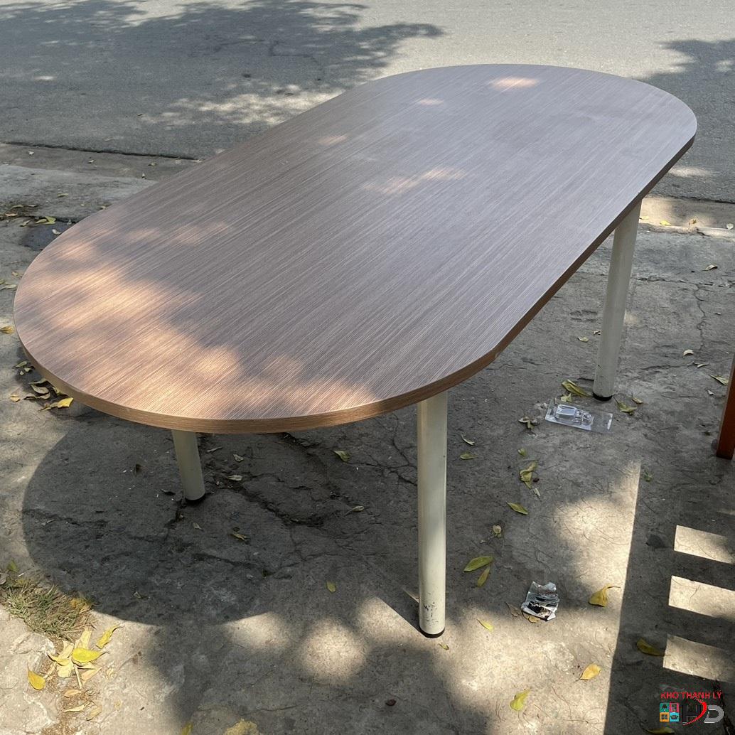 ban hop oval chan sat 1m8x90cm