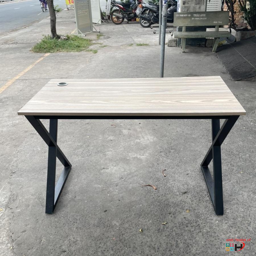 ban lam viec chan sat chu x cu van go