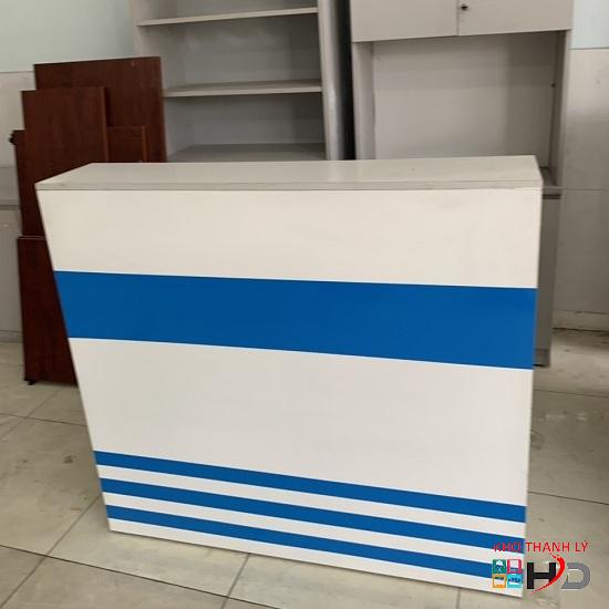 Quầy lễ tân 1m2 trắng sọc xanh