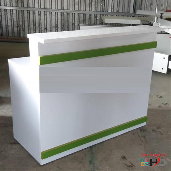 Quầy lễ tân 1m4 viền xanh