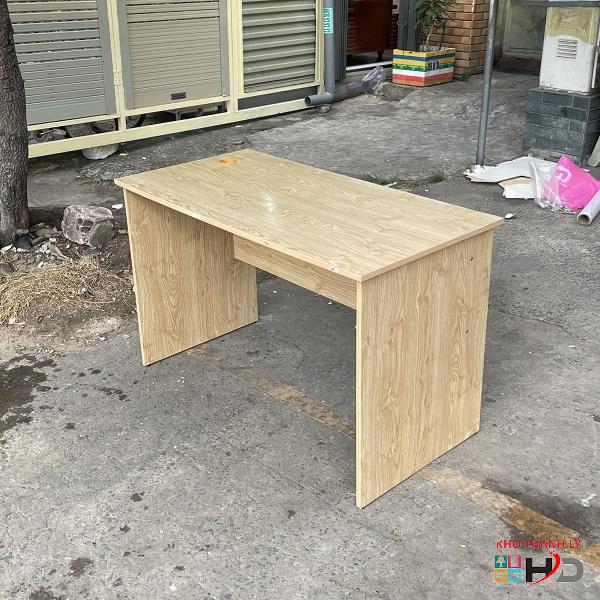 ban-nhan-vien-van-go-1m2