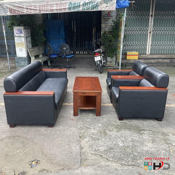 Bộ sofa bọc da màu đen kèm bàn thanh lý