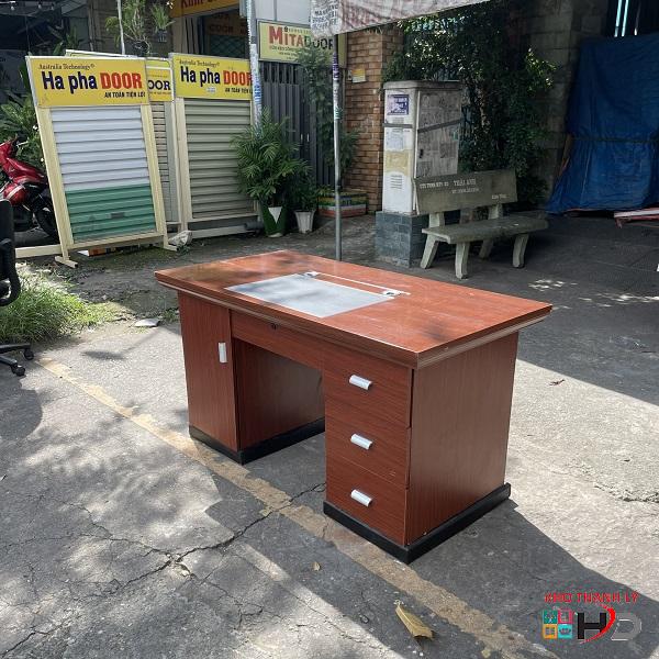 bàn giám đốc 1m4 thanh lý có hộc tủ giá rẻ 1