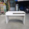 Bàn làm việc 1m1 có hộc tủ màu trắng