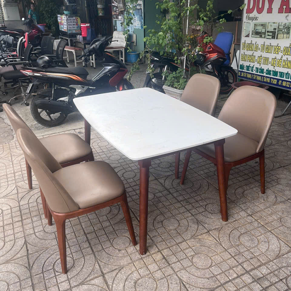Hình bộ bàn ăn 4 ghế bọc da được chụp thực tế tại Kho Thanh Lý HD