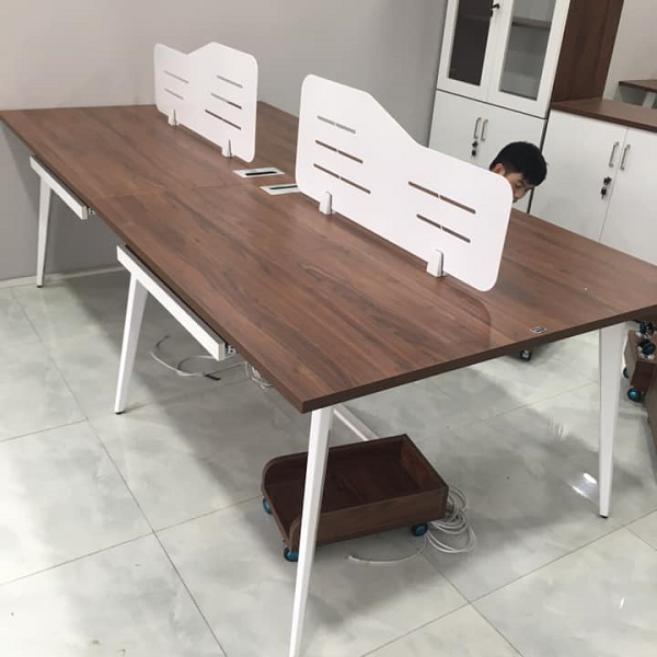 Cụm bàn 4 chỗ có vách ngăn