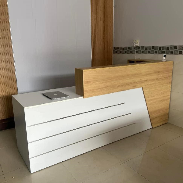 Quầy lễ tân trắng 2m4 phối vân gỗ