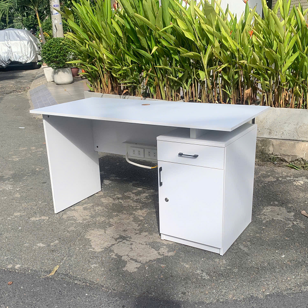 Hình ảnh thực tế bàn làm việc 1m4 màu trắng có hộc