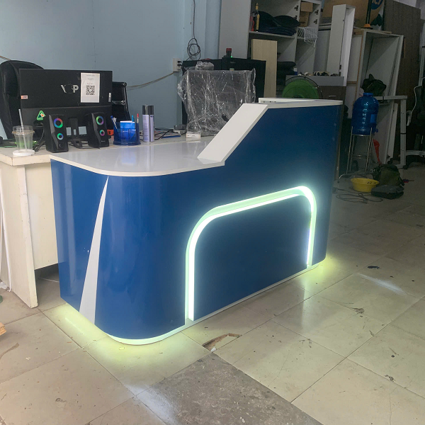 Quầy lễ tân có đèn 1m6