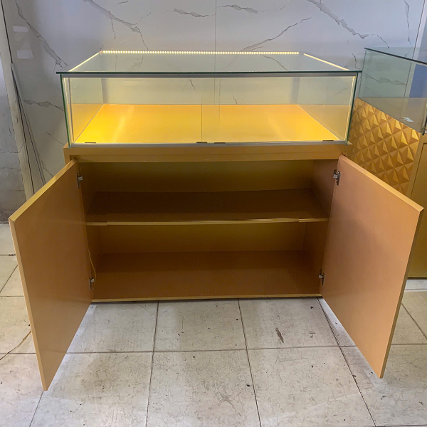 Hình ảnh bên trong tủ trưng bày điện thoại 1m2 x 90cm