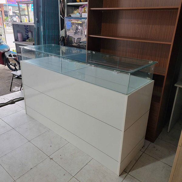 tu trung bay dien thoai 1m8 x 1m1