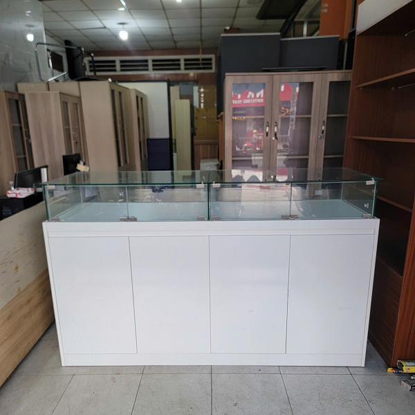 tu trung bay dien thoai 1m8 x 1m1 3