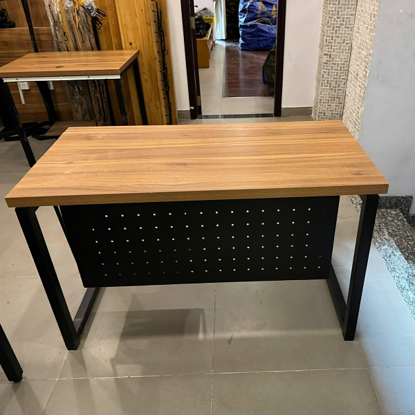 Bàn làm việc chân sắt 1m có vè trước