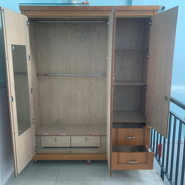 Hình ảnh bên trong tủ quần áo 3 cánh 1m6 x 2m